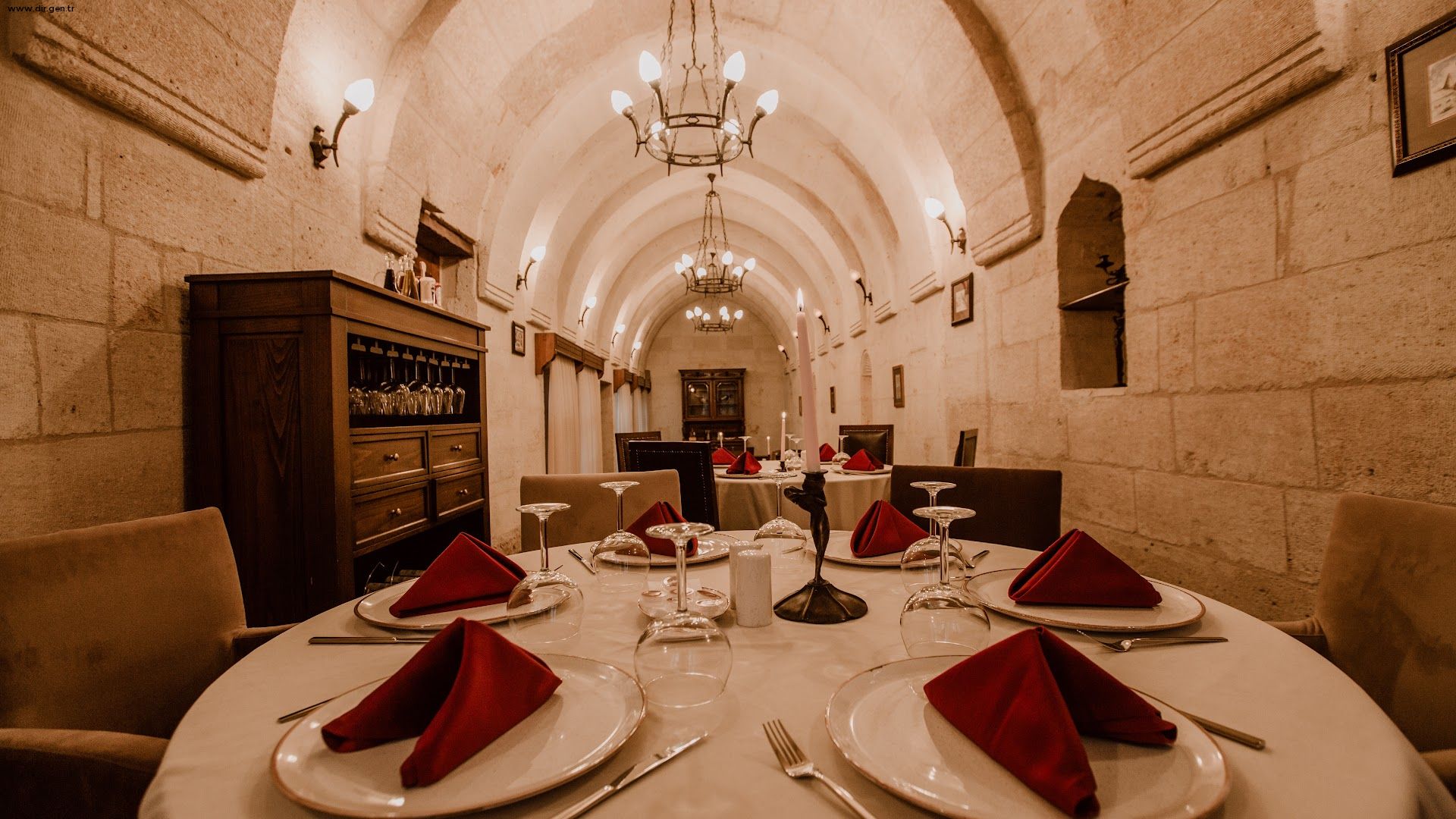 Akşam ışıklarıyla aydınlatılmış Prokopi Restaurant dış cephesi